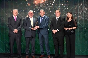 Clara García junto al intendente y el presidente de ADE, haciendo la entrega de El Brigadier a Sancor Seguros.