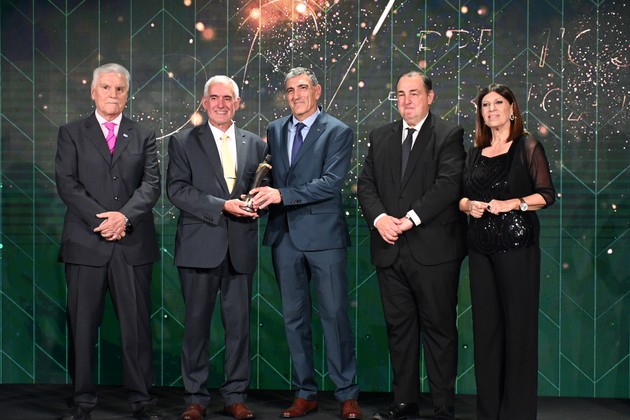 Clara García junto al intendente y el presidente de ADE, haciendo la entrega de El Brigadier a Sancor Seguros.