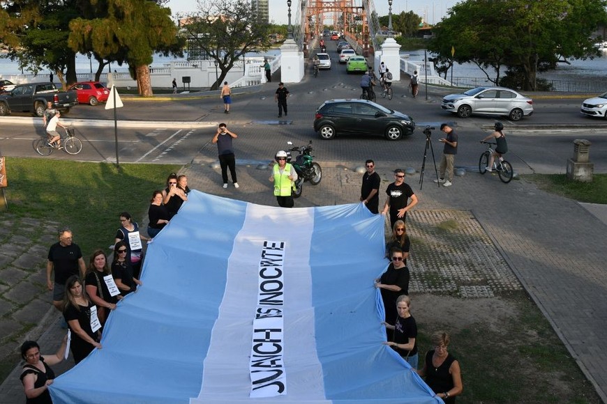 La manifestación se movilizó por el cantero central del bulevar Gálvez hasta el Puente Colgante. Foto: Manuel Fabatía