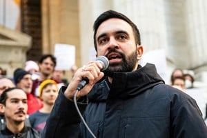 Zohran Mandani nació en Kampala (Ugranda), el 18 de octubre de 1991. Candidato abiertamente disruptivo, se convirtió en el nuevo jefe político de la ciudad de Nueva York con solo 34 años recién cumplidos.