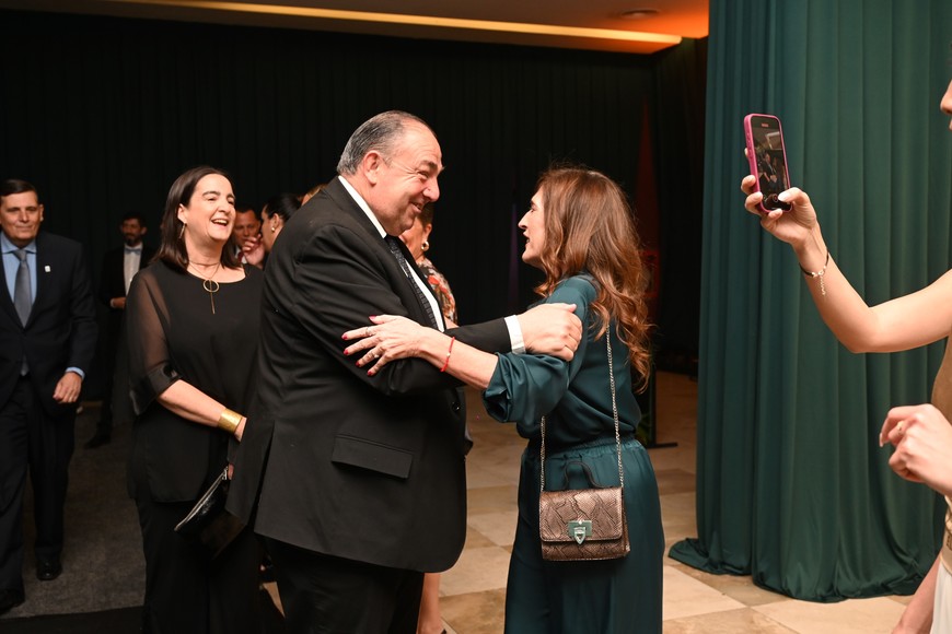 El saludo entre Juan Pablo Poletti y Chuchi Molina en la red carpet de El Brigadier 2025. Crédito: Flavio Raina