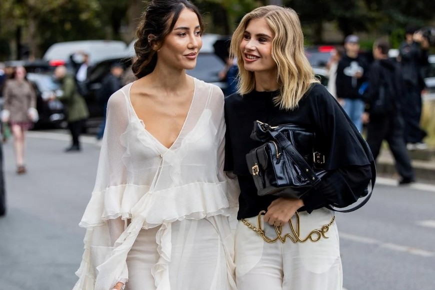 El romanticismo moderno se expresa en siluetas fluidas y detalles.