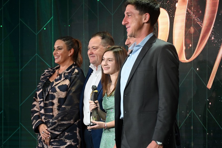 Paco Garibaldi acompañando en la gala n° 40 de los Premios El Brigadier. Crédito: Flavio Raina.