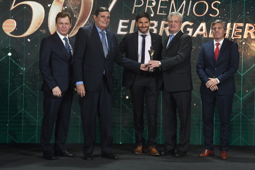 De Feo, Presidente del Directorio y De Palma, rector de la UCSF recibiendo El Brigadier 2025. Crédito: Special