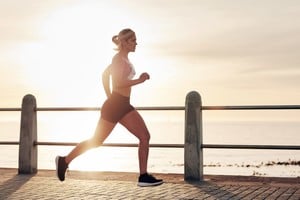 La progresión gradual en intensidad y tiempo evita lesiones y sostiene la motivación.