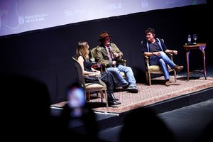 Johnny Depp y Riccardo Scamarcio con Verónica Lozano en el Teatro Municipal Coliseo Podestá. Reuters.