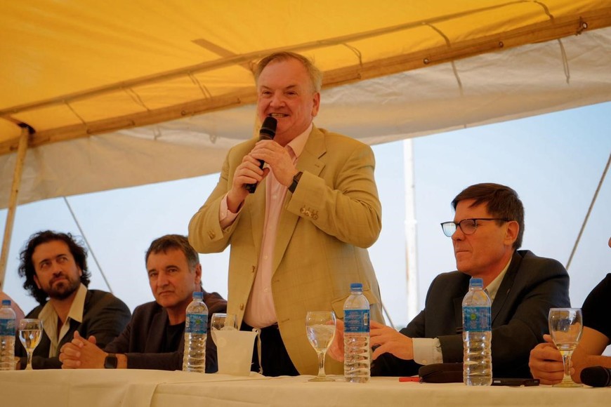 El senador Michlig y el ministro Goity encabezaron la apertura de ofertas