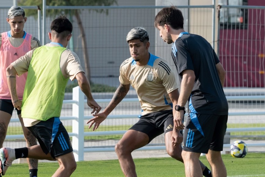 El equipo albiceleste se prepara para el primer duelo directo. Crédito: AFA