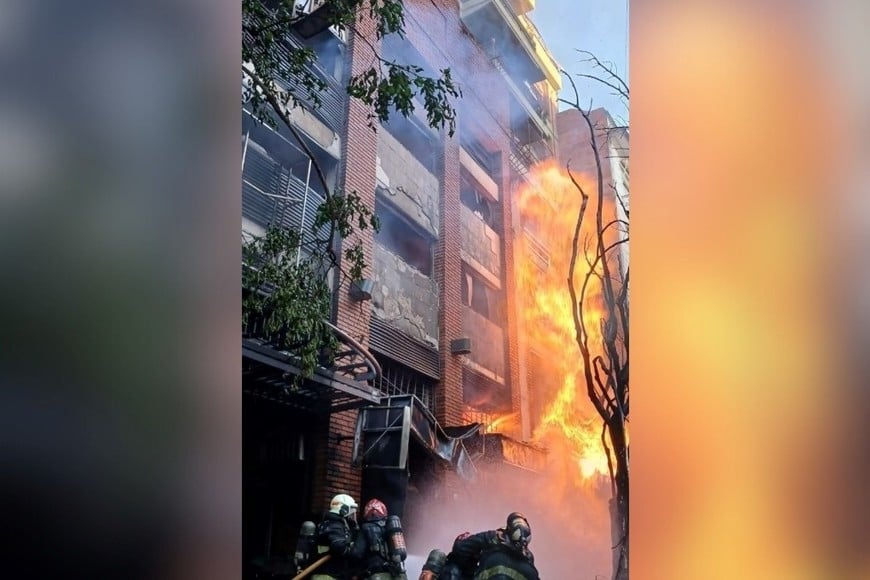 Escape de gas y fuego en Caballito: llamas de hasta 12 metros y un herido grave