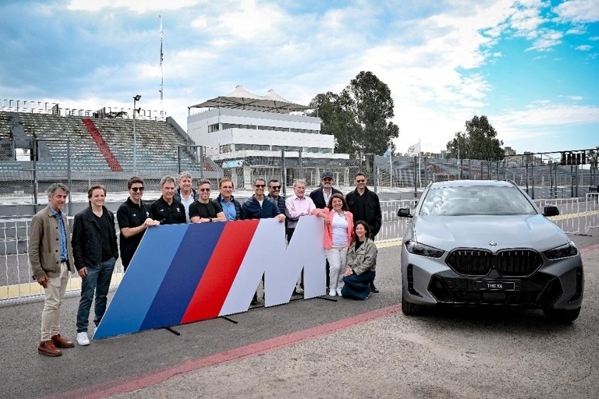 Integrantes de la red de concesionarios de BMW Group Argentina junto a Federico Álvarez Castillo