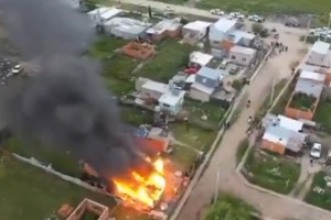Manifestantes incendiaron la casa de la familia del alumno acusado de abuso.