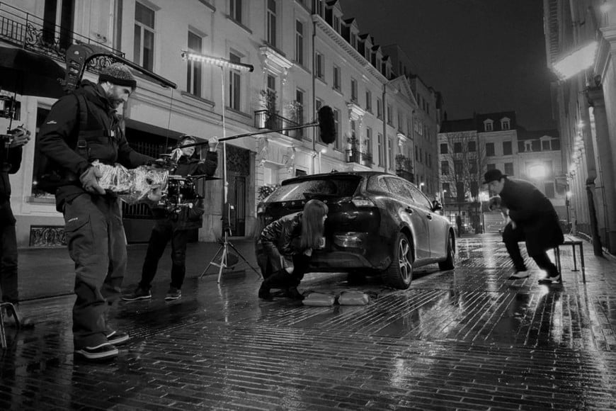 Diego Peretti y Malena Villa, rodando en Bruselas una escena de “La muerte de un comediante”.