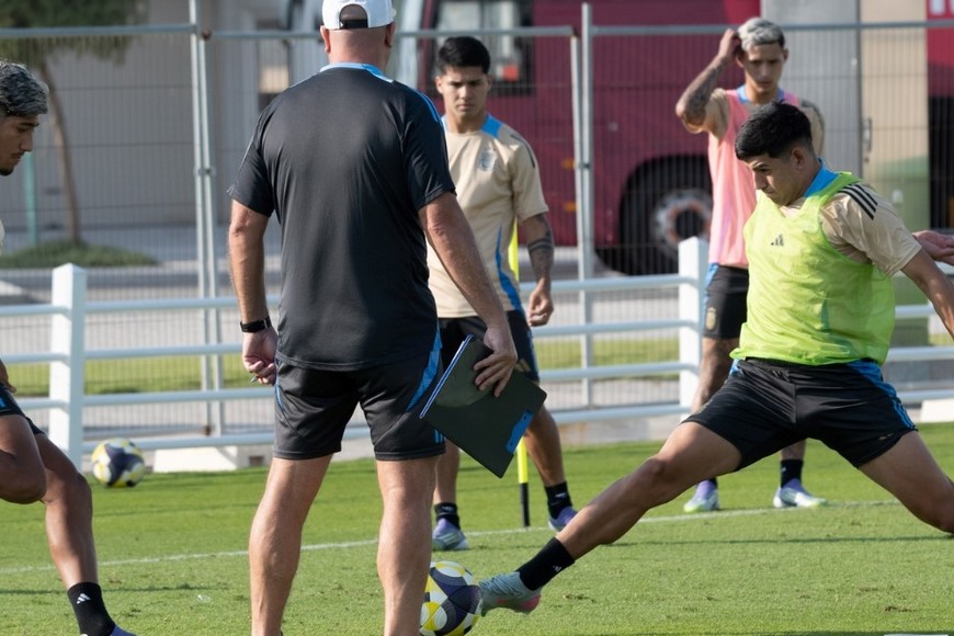 El equipo albiceleste se prepara para el primer duelo directo. Crédito: AFA