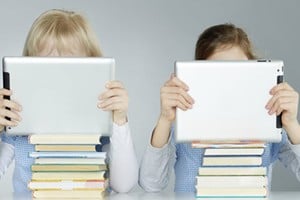 La pérdida del asombro infantil, ahora absorbido por pantallas, plantea un dilema existencial: ¿podemos recuperar la capacidad de maravillarnos ante lo cotidiano? La mente infantil enfrenta un bombardeo incesante de imágenes, sonidos y estímulos que no requieren una búsqueda, sino una constante recepción pasiva.