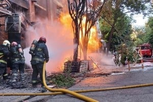 Escape de gas y fuego en Caballito: llamas de hasta 12 metros y un herido grave