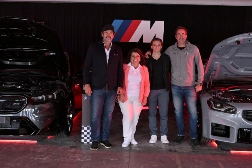 Federico Álvarez Castillo, Ivana Dip, CEO de BMW Group Argentina; Leandro Larregina, Gerente de Ventas y Desarrollo de Red de BMW Group Argentina y Santiago Garrahan, representante del equipo de polo La Zeta Kazak team.