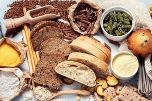 La falta de carbohidratos puede disminuir el rendimiento y la recuperación muscular en el ejercicio.