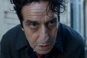 Peretti como Juan Debré, un actor que se enfrenta al fin de sus días; el primer plano es una de las decisiones estéticas que buscan llevar al espectador a la mente del personaje. Foto: Gentileza Orsai / FilmSharks