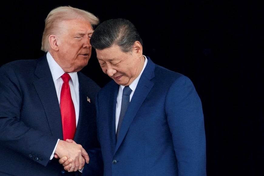 FILE PHOTO: U.S. President Donald Trump and Chinese President Xi Jinping talk as they leave after a bilateral meeting at Gimhae International Airport, on the sidelines of the Asia-Pacific Economic Cooperation (APEC) summit, in Busan, South Korea, October 30, 2025. REUTERS/Evelyn Hockstein/File Photo