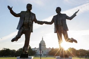Instalación artística frente al Capitolio que representa a Trump y Epstein. Foto: Reuters