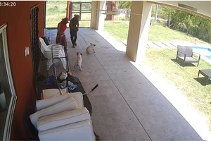 El momento en que los delincuentes irrumpen en la propiedad. Foto: Gentileza