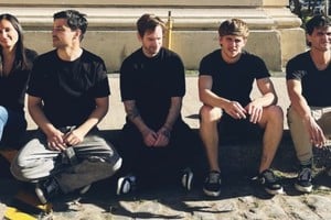 Viejos amigos: Carolina Bordón (teclados), Gonzalo “Chino” Mansutti (guitarra, piano y voz), Valentín Macagno (guitarras), Santiago Fairfax (batería) y Gervasio “Russo” Arroyo (bajo). Foto: Gentileza DyM Prensa