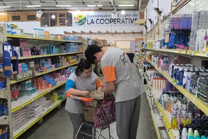 Los chicos del centro educativo se incorporaron rápidamente a las tareas y la respuesta positiva de los clientes fue inmediata. Foto: Javier Galimberti