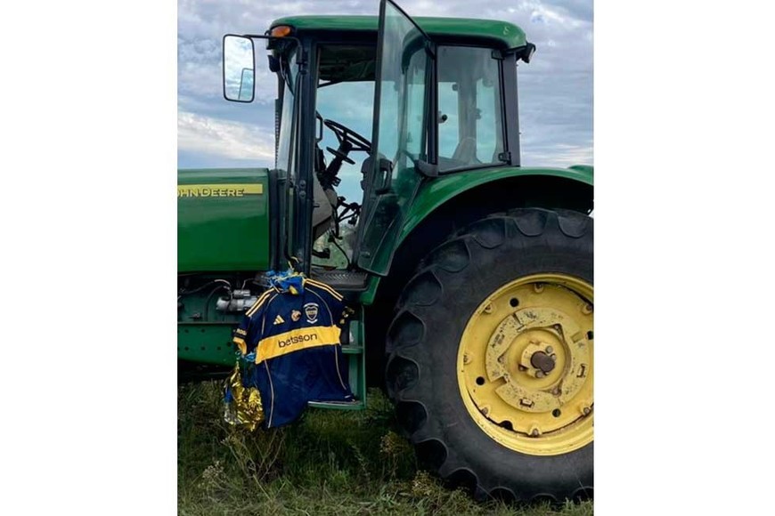 Trabajando en el campo se topó con la casaca.
