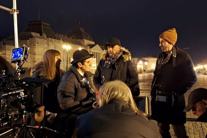 “La muerte de un comediante”: Los realizadores Diego Peretti (de bombín) y Javier Beltramino (de gorro) junto al equipo en las calles de Bruselas, preparando el rodaje en la madrugada para aprovechar las horas de luz.