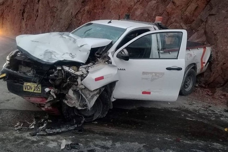 Así quedó la camioneta que impactó con el colectivo.