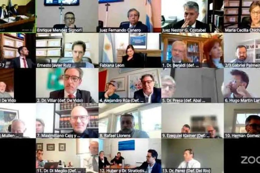 La audiencia se desarrolló en modalidad mixta, presencial y virtual.