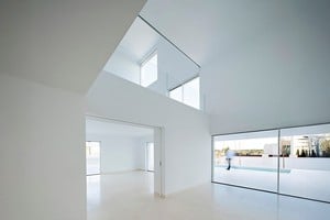 El desafío actual es diseñar espacios que se vivan con sentido, rechazando la superficialidad del ornamento digital y priorizando la autenticidad.