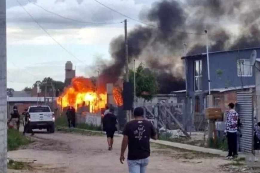 La madre del menor pidió justicia y ayuda tras perder su vivienda en el ataque.