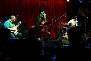 Íscaro junto a su grupo. Foto: Gentileza producción