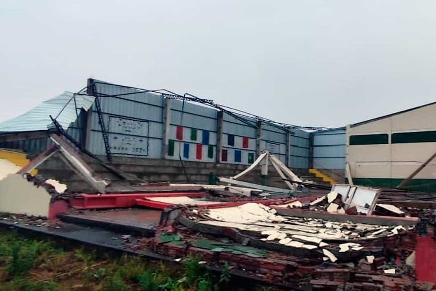 Galpones e instalaciones también cayeron producto de las ráfagas.