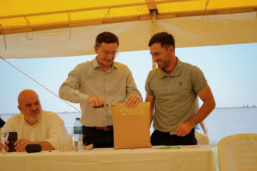 El senador Michlig y el ministro Goity encabezaron la apertura de ofertas