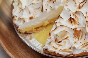 La crema se elabora con limón entero y fécula de mandioca, sin manteca ni crema pesada.