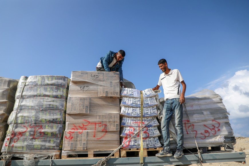 (251113) -- GAZA, 13 noviembre, 2025 (Xinhua) -- Imagen del 13 de noviembre de 2025 de bienes comerciales que entraron a través del cruce de Zikim, en el norte de la Franja de Gaza. Israel dijo el miércoles que ha reabierto el cruce de Zikim para permitir la entrada de camiones de ayuda humanitaria al norte de Gaza. (Xinhua/Rizek Abdeljawad) (rtg) (da)