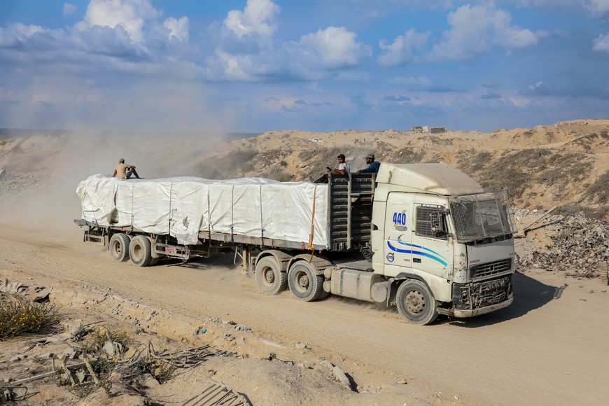 (251113) -- GAZA, 13 noviembre, 2025 (Xinhua) -- Imagen del 13 de noviembre de 2025 de un camión que transporta bienes comerciales y entra a través del cruce de Zikim, en el norte de la Franja de Gaza. Israel dijo el miércoles que ha reabierto el cruce de Zikim para permitir la entrada de camiones de ayuda humanitaria al norte de Gaza. (Xinhua/Rizek Abdeljawad) (rtg) (da)