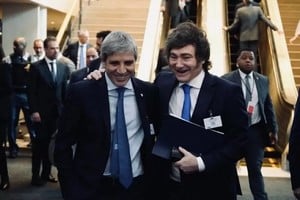 Javier Milei junto a Luis Caputo, su ministro de Economía. ¿Motivo del festejo? Desde hace algunas semanas el pulso del gobierno nacional es indudablemente otro, gracias al decisivo aval que llegó a través de las urnas.