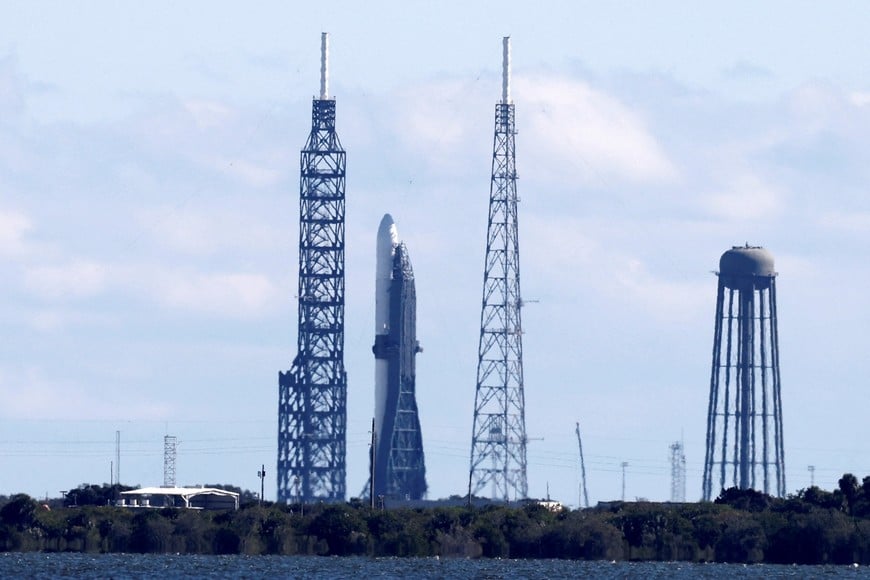 A Blue Origin New Glenn rocket stands after a second delay of NASA's EscaPADE mission because of 'space weather' the rocket is carrying two satellites to orbit Mars, at the Cape Canaveral Space Force Station in Cape Canaveral, Florida, U.S., November 12, 2025. REUTERS/Joe Skipper