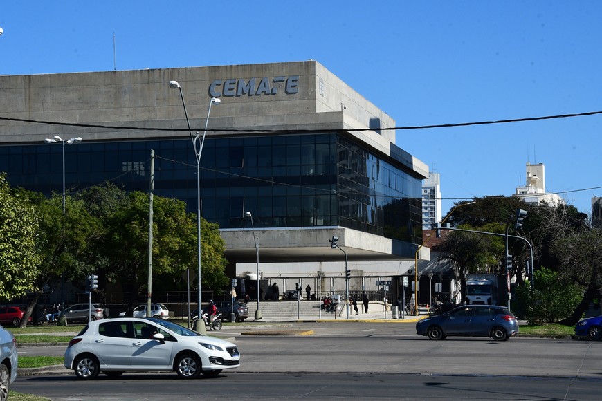 Profesionales de la salud preparan los puestos para los controles gratuitos. Crédito: Guillermo Di Salvatore.