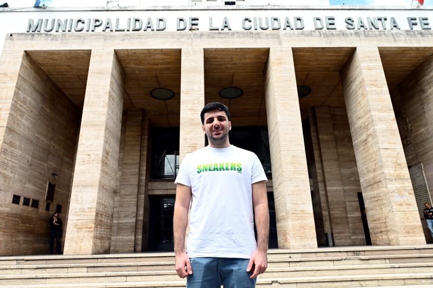 El creador de la bandera de la ciudad,  Jeremías Martínez De Mattía, en el Palacio Municipal. MCSF.