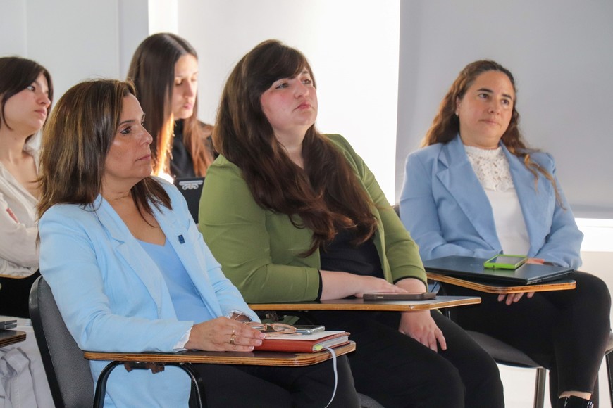 Autoridades de la Facultad de Psicología: Ana Luisa Natta (decana), Daniela Mendieta y Yanina Alarcón.