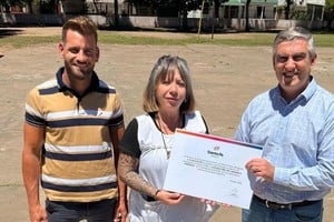 La renovación del playón deportivo representa una mejora significativa en la calidad edilicia de la Escuela 438, que cumple un rol central en la vida educativa y social de Alejandra.