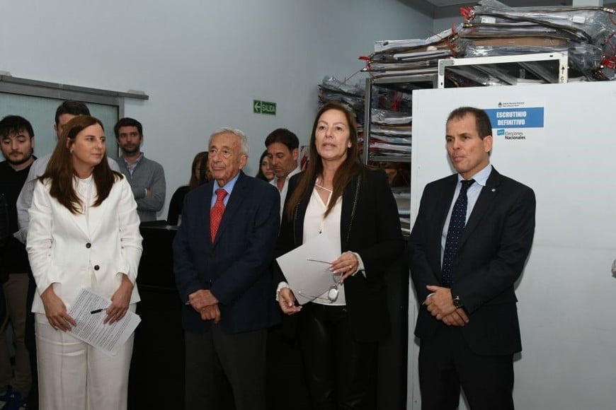 La autoridad electoral procedió a la apertura de urnas para develar si la anulación del voto obedecía a una decisión deliberada del electoral, o a un error. Foto: Manuel Fabatia