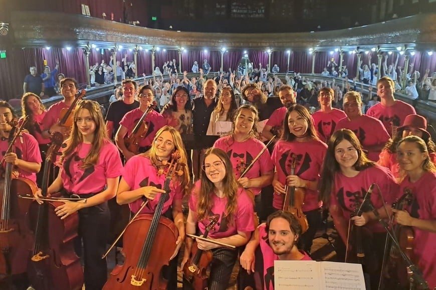 La “Sinfonía Rodante” del ministerio de Cultura de Santa Fe, se presentó este domingo en el Teatro Cervantes, ofreciendo un espectáculo inolvidable que cautivó a un público masivo y entusiasta.