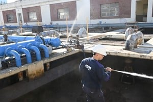Operarios trabajan en la detección y reparación de fugas en distintos puntos de la ciudad. Foto: Flavio Raina.