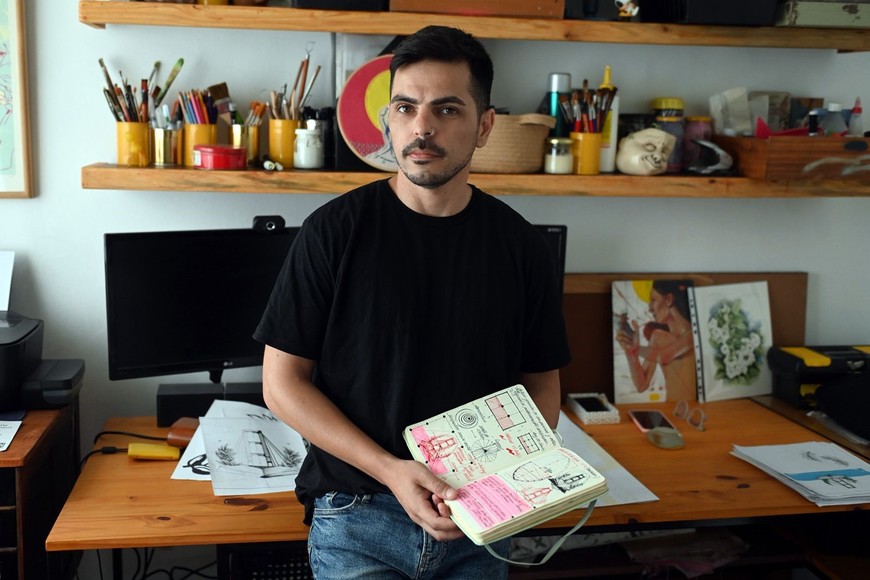 En el estudio, Matías Bonfiglio y los bocetos. MCSF