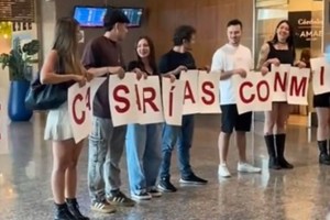 Le pidió casamiento en el aeropuerto y conmovió a todos.